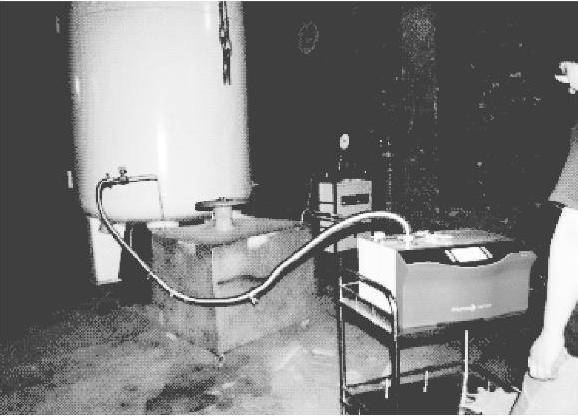 圖10  -196℃低溫閥門(mén)在液氧中做低溫密封性能試驗(yàn)的全景