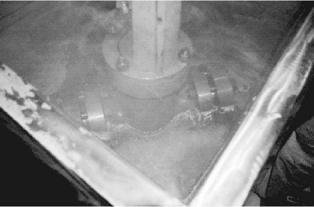 圖11  -196℃低溫閥門(mén)在液氮中做低溫密封性能試驗(yàn)的近距離俯瞰照